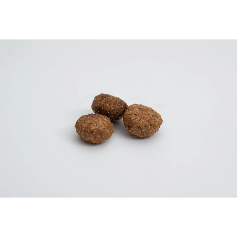 croqueta de virbac para gatos en pasto